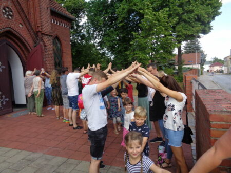 Eltern bilden Spalier für Kinder vor der Kirche in Döbern