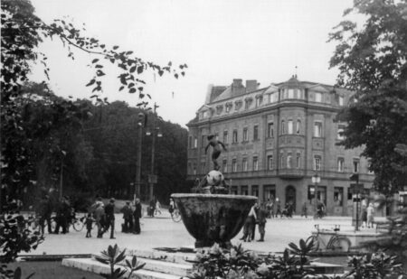 Schwarz-Weiß-Foto vom Enkebrunnen um 1930