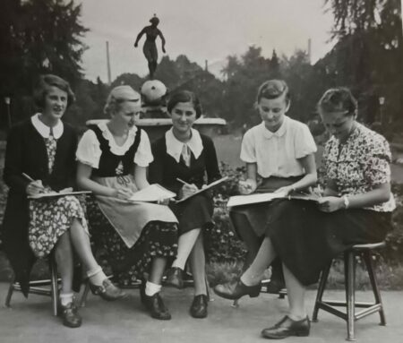 Schülerinnen vor dem Enkebrunnen auf dem Kaiser-Wilhelm-Platz 