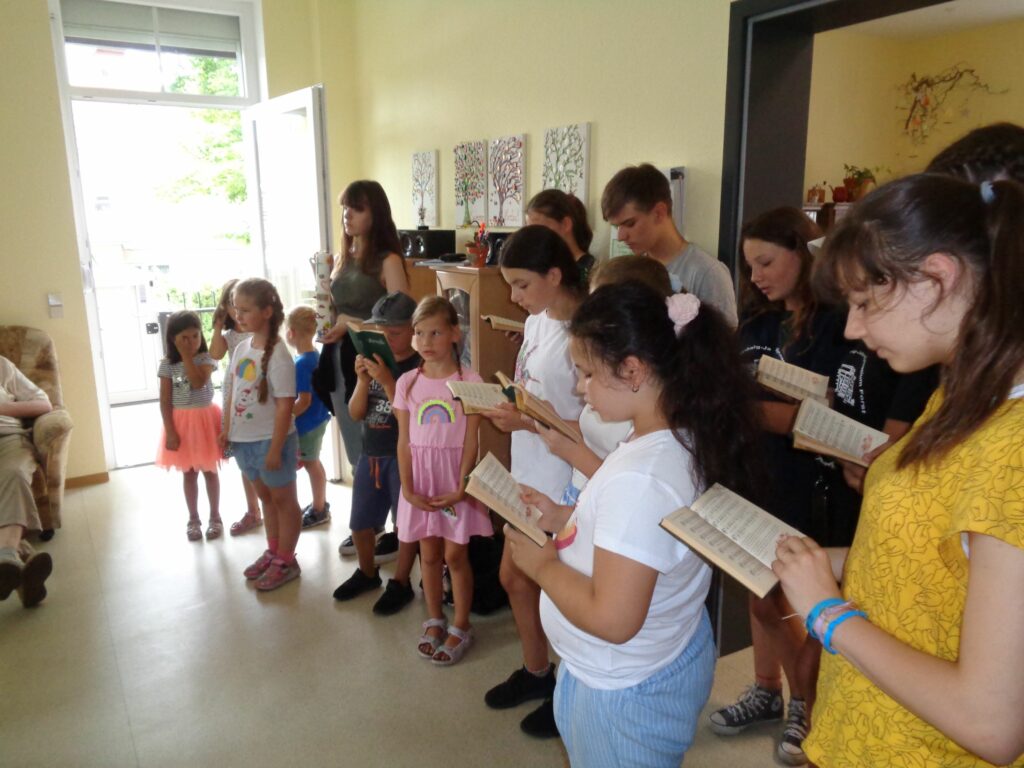 Kindergruppe beim Singen