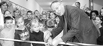 Neue Bücher-Wurm-Kiste: Minister Steffen Reiche las in der Nevoigt-Grundschule