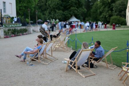 Menschen auf Klappstühlen vor Schloss Branitz
