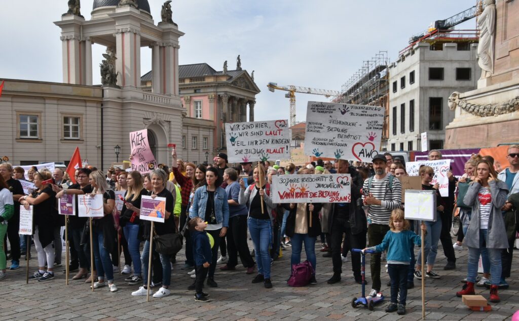 Demonstrierende vor dem Landtag in Potsdam