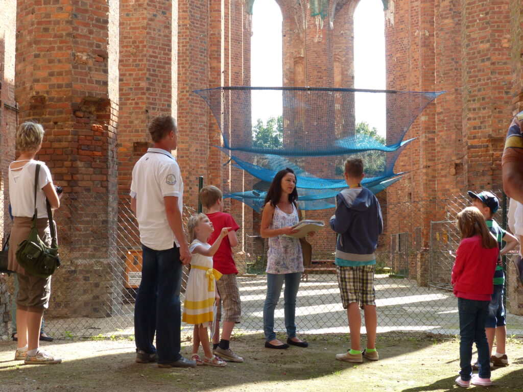 Kindergruppe bei Führung in Kirchenruine