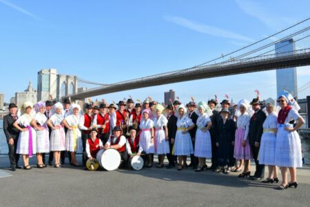 Gruppenbild vor der Brooklyn-Bridge