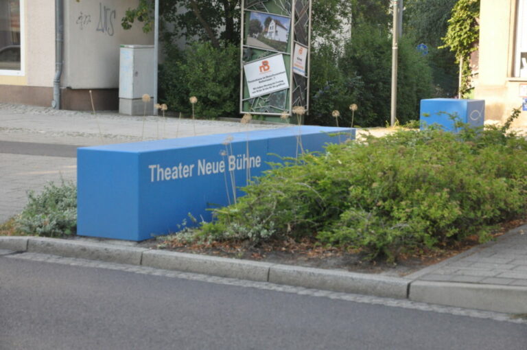 Schriftzug auf Stein: Theater neue Bühne