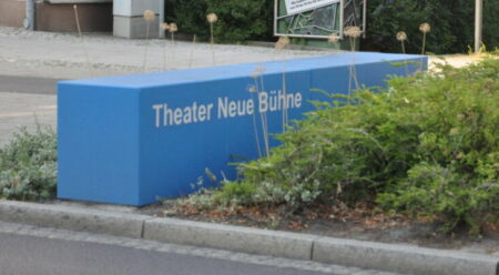 Schriftzug auf Stein: Theater neue Bühne