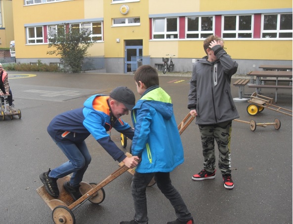 Grundschulkinder probieren Pedalos aus