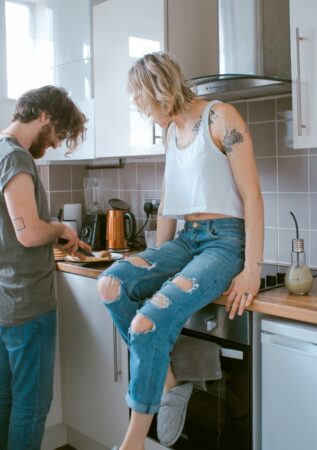 Frau und Mann zusammen in der Küche