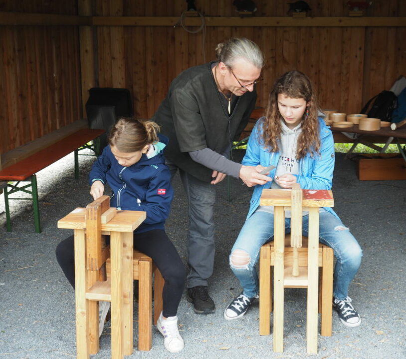 Herr German bastelt mit Kindern