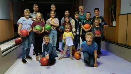 Gruppenbild vor der Bowlingbahn