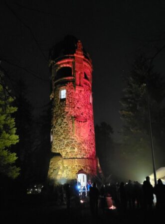 Bismarckturm rot beleuchtet 