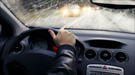 Autofahrer bei Regen