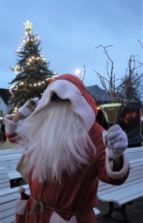 Weihnachtsmann vor dem Weihnachtsbaum in Burg 