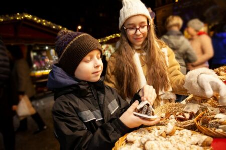 Zwei Kinder auf dem Weihnachtsmarkt