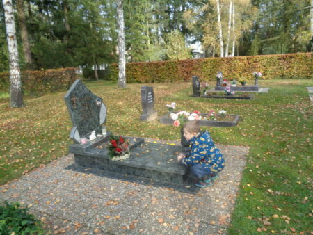 Die Kinder der Kita Arche aus Forst lernten bei einem Besuch auf dem Friedhof mit dem Thema Tod und Sterben umzugehen. Dabei stellten die Kinder auch Lichter auf den Gräbern auf Foto: Schwester M. Victoria 