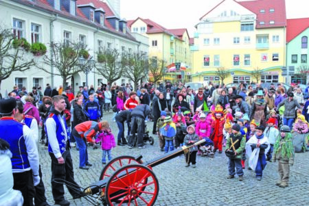 Menschen auf dem Marktplatz in Spremberg