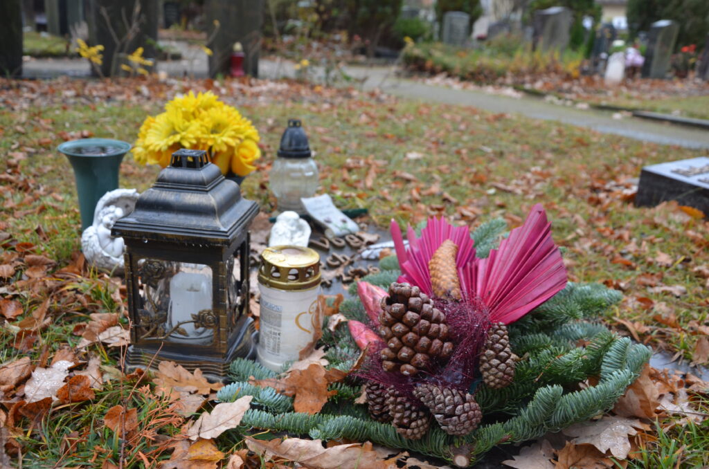 Die Totengedenktage im November nutzen viele Angehörige, um auf dem Friedhof mit Gestecken und Grablichtern der verstorbenen Familienmitglieder und Freunde zu gedenken. Foto: S. Roy
