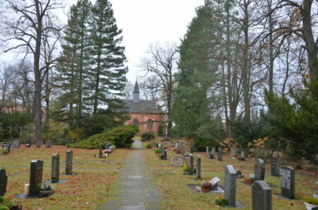 Gräber und Friedhofskapelle in Forst 