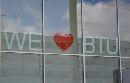 Schriftzug "´WE LOVE BTU"