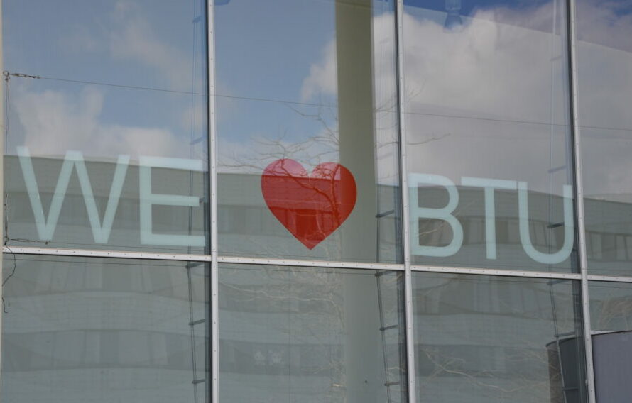 Schriftzug "´WE LOVE BTU"