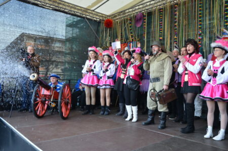 Karnevalisten aus Bagenz und Spremberg mit Konfetti-Kanone
