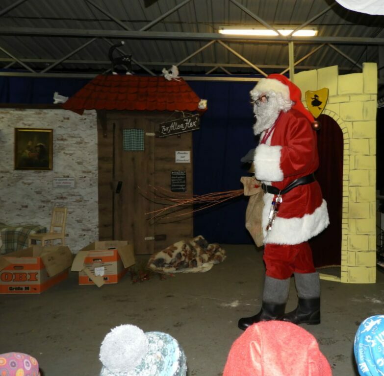 Kinder beobachten Weihnachtsmann auf Bühne