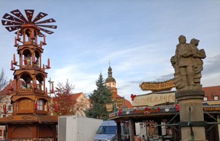 Pyramide und Weihnachtsbaum auf dem Altmarkt