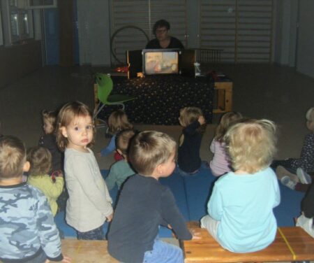 Kinder hören Geschichtenerzählerin zu 