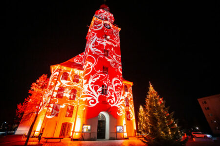 Rot-illuminierte Stadtkirche St. Nikolai