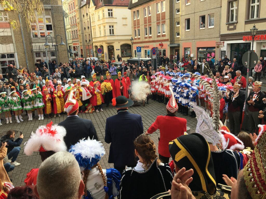 Die Narren stürmen das Cottbuser Rathaus