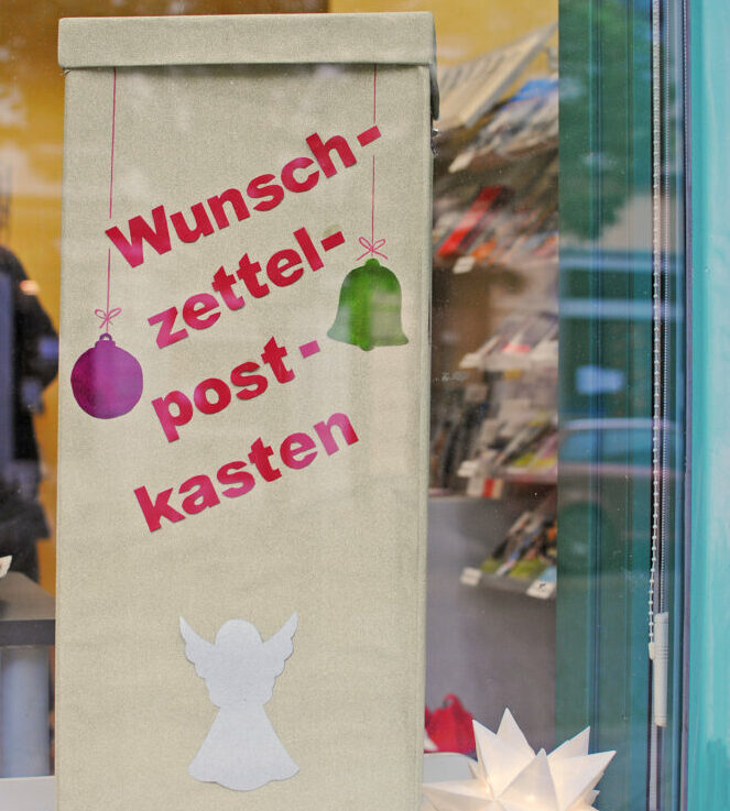 Werbung für Wunschzettelbriefkasten im Schaufenster