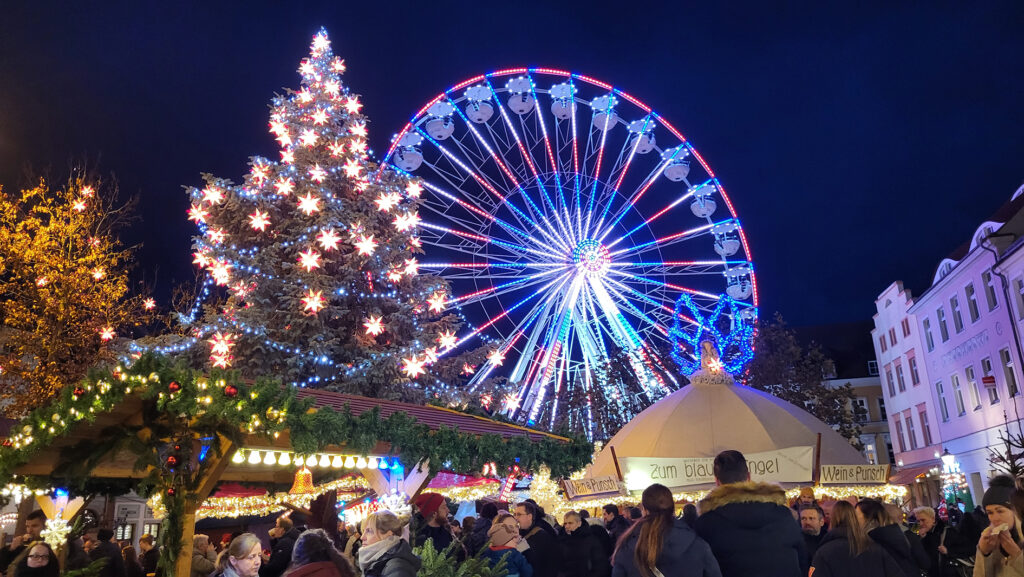 Weihnachtsmarkt Cottbus mit Blick auf Riesenrad und Weihnachtsbaum