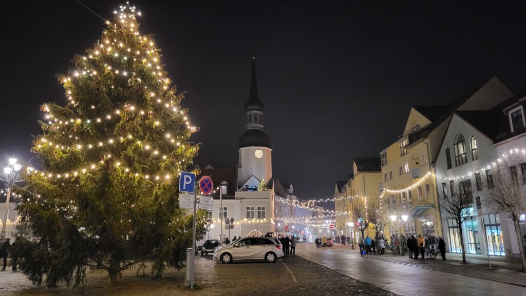 Marktplatz mit Blick auf den Weihnachtsbaum und Spremberger Rathausturm
