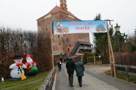 Eingang Weihnachtsmarkt vor dem Festungsturm