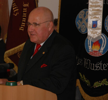 Handwerkskammer-Präsident Peter Dreißig 2009 bei der Fahnenweihe der Innungen im Cottbuser Stadthaus.