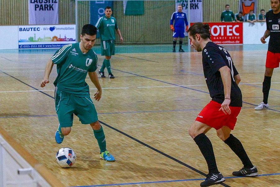 Fußball - Zweikampf beim Wanderpokal-Turnier