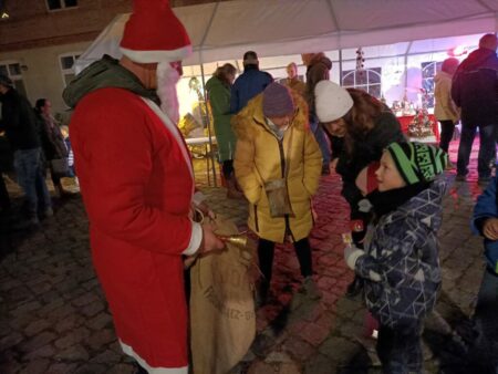 Beim Lichterfest vor dem ersten Adventsonntag hatten die Ströbitzer Kinder (nebest Eltern und Großeltern) schon eine erste Begegnung mit dem Weihnachtsmann, der viel Süßes aus seinem Sack zauberte. Das Nachbarn-Fest organisieren alljährlich die Anlieger des Nevoigtplatzes und der Hauptstraße. Foto: J. Hnr. 