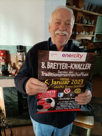 Gemeinsam mit Europapokal-Legende Horst Krautzig aus Sielow und Verbands-Nachwuchstrainer Volkmar Kuhlee organisiert Energie-Gastronom Ernst Schlodder wieder den „Bretterknaller“. Jetzt sorgt er dafür, dass die Plakate für das Traditionsturnier Nummer 8 an die richtigen Stellen kommen