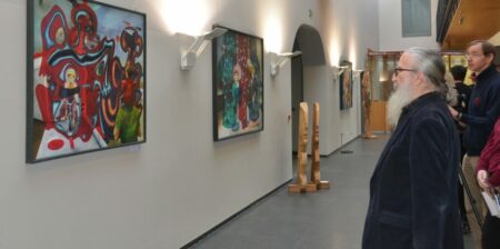 Eberhard Krüger und Gäste sehen sich Kunstwerke an 