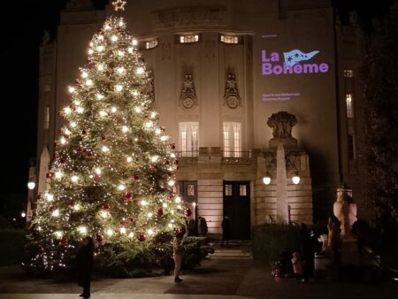 Als wahres Meisterwerk weihnachtlichen Schmucks präsentiert sich auch in diesem Jahr der große Weihnachtsbaum mit roten Kugeln und viel Licht vorm Staatstheater. Foto: Hnr.