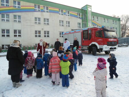 Kinder vor dem Feuerwehrauto