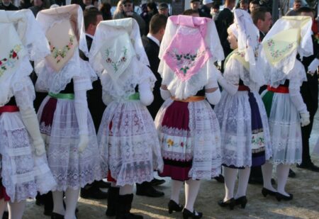 Frauen in Tanztracht von hinten