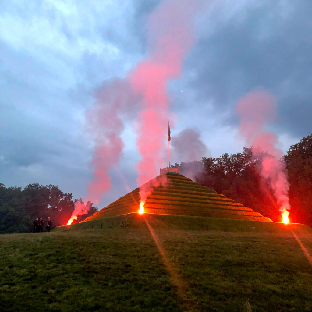 Landpyramide mit bengalischem Feuer