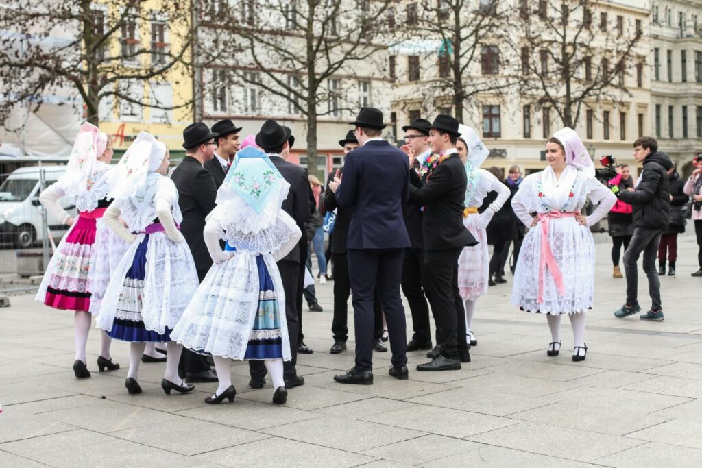 Paare in Tracht beim Tanz