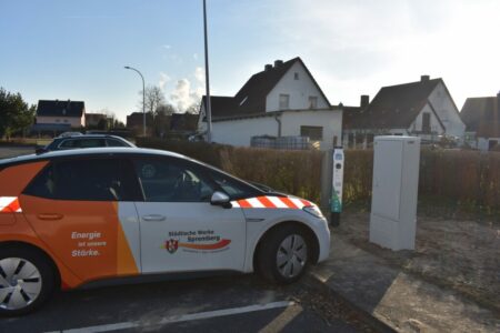 E-Ladesäule und Auto der Städtischen Werke