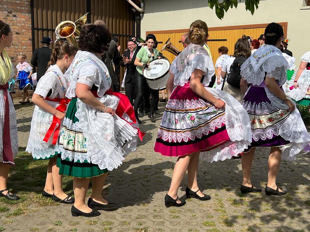 Frauen in Tracht beim Tanz