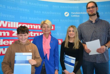 Florian Jannaschk, Talia Hölzel, Corinna Reifenstein und Schulleiter René Schulz