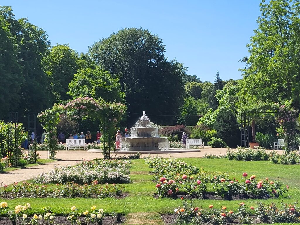 Blick auf den runden Brunnen im Rosengarten