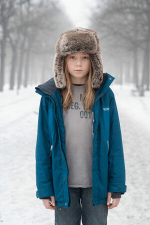 Sohn der Künstlerin im Schnee